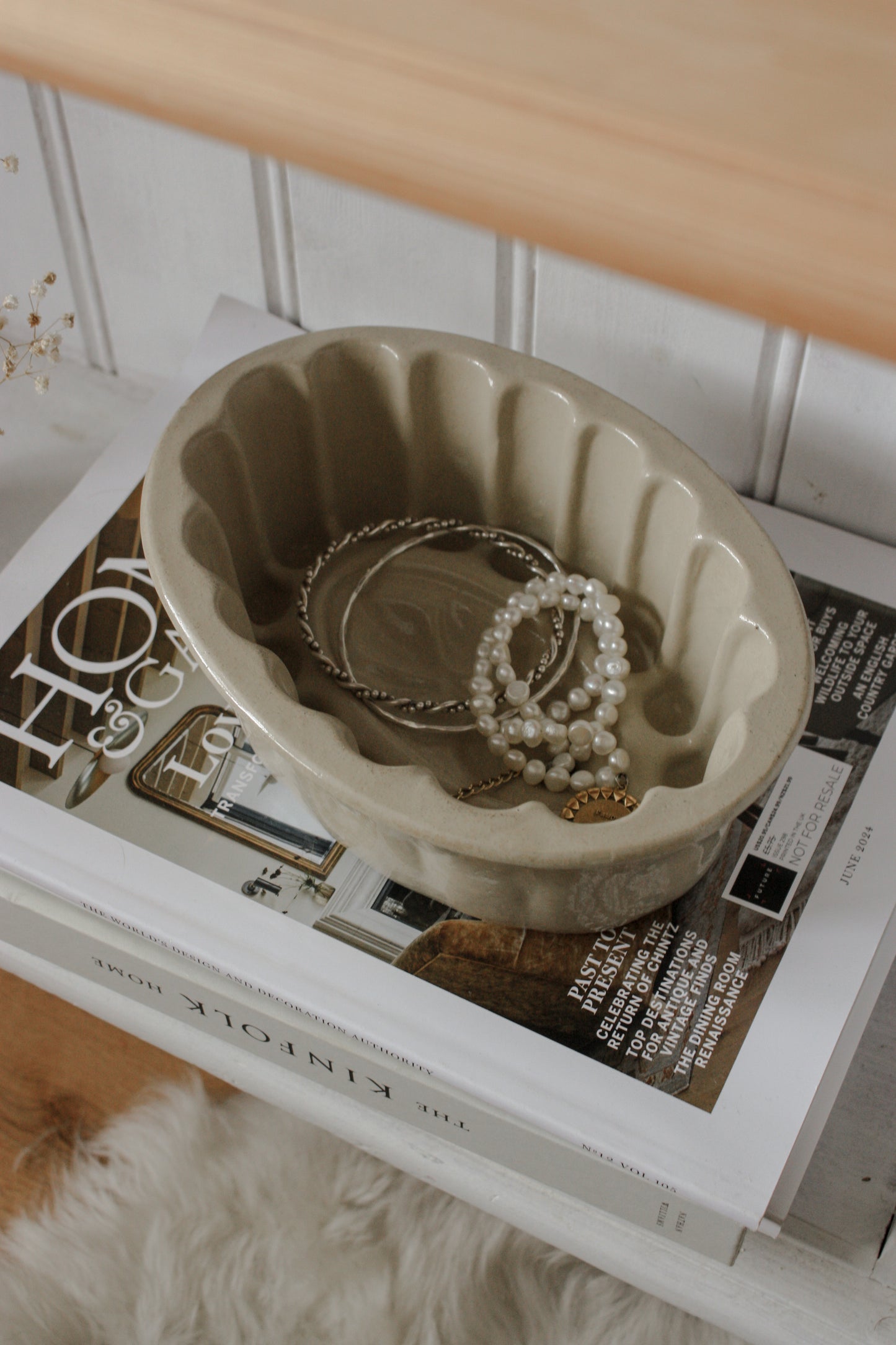 Vintage stoneware scalloped jelly mould bowl