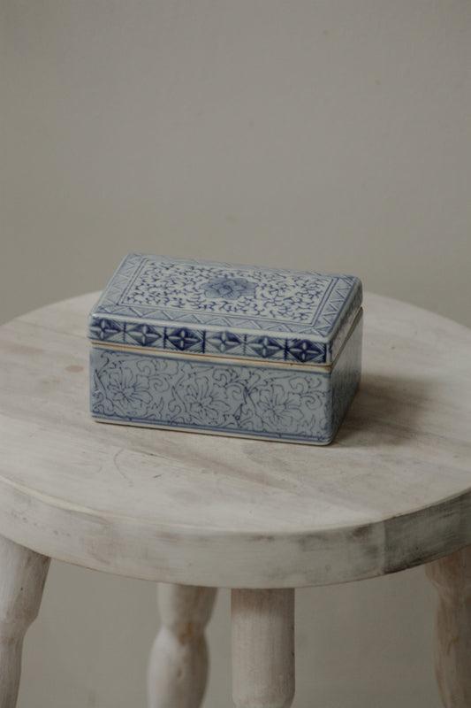 Vintage ceramic blue and white chinese trinket pot