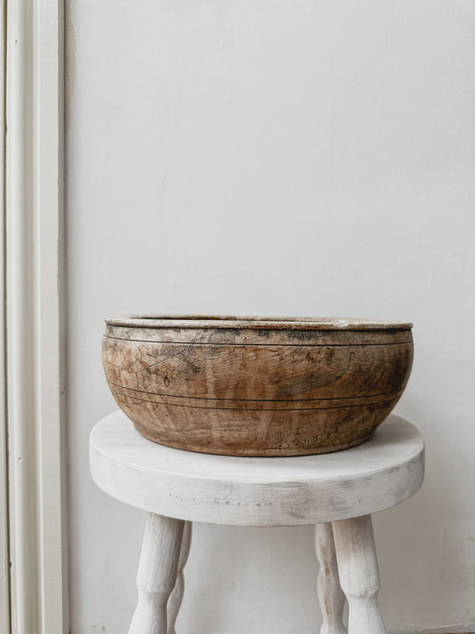 Old wooden bowl / fruit bowl